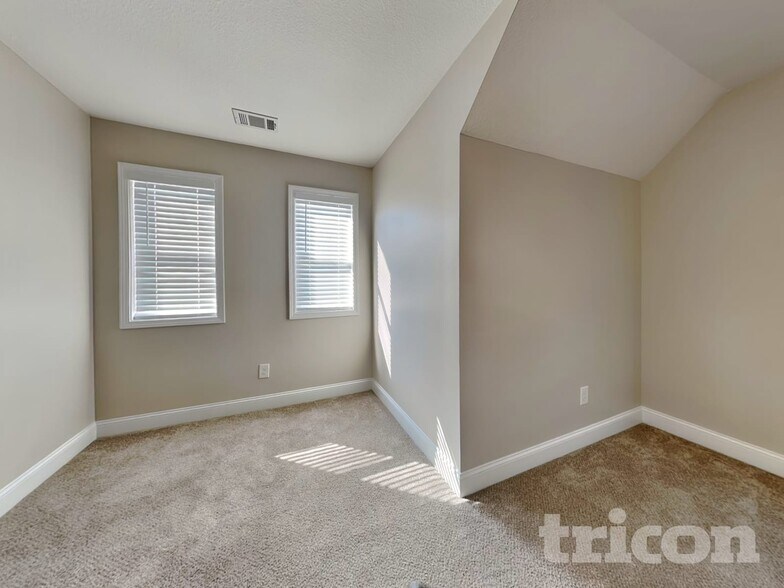 Building Photo - 210 Livingston Ct