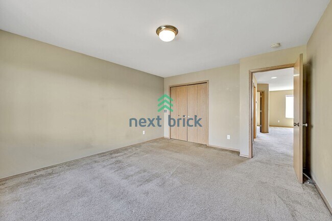 Building Photo - 3 BED & 2.5 BATH TOWNHOUSE FOR RENT