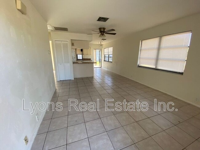 Building Photo - 801 SE 5th Ave