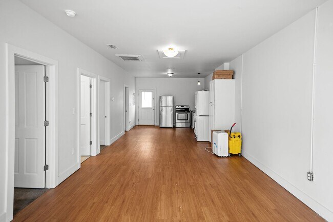 Building Photo - 635 E Azalea Ave