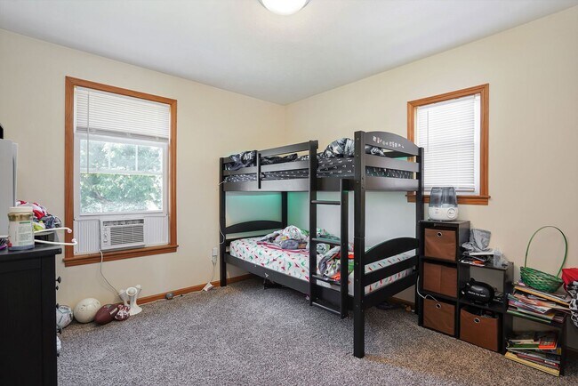 Building Photo - AVAILABLE NOW! 3 Bedroom, 1.5 Bath House in Grand Rapids