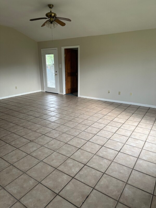 Building Photo - 531 Woodland Dr
