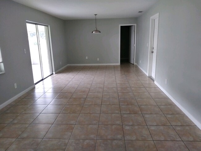 Building Photo - South Lakeland Rental!!