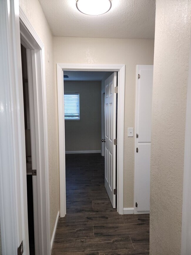 Building Photo - Recently Updated -  2 Bedroom 1 Bathroom O...