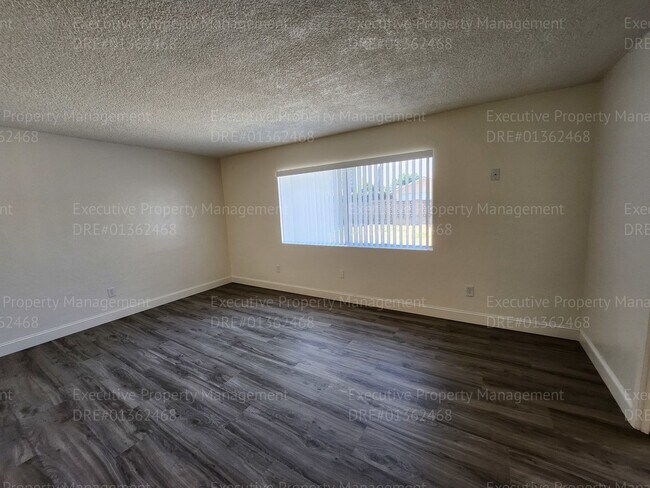 Building Photo - 3 bedroom/ 2 bathroom home located near th...