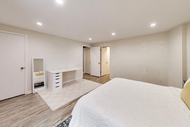 Building Photo - 2bd/2.5ba hideaway in the heart of Reston - incredible location $2750+util.