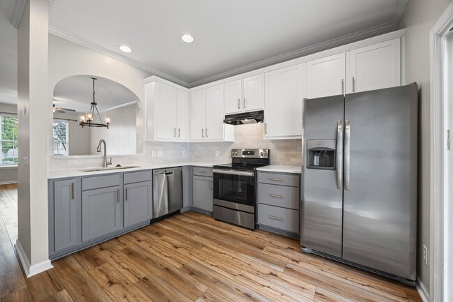 Building Photo - "Charming 2-Bedroom Townhouse Retreat in B...