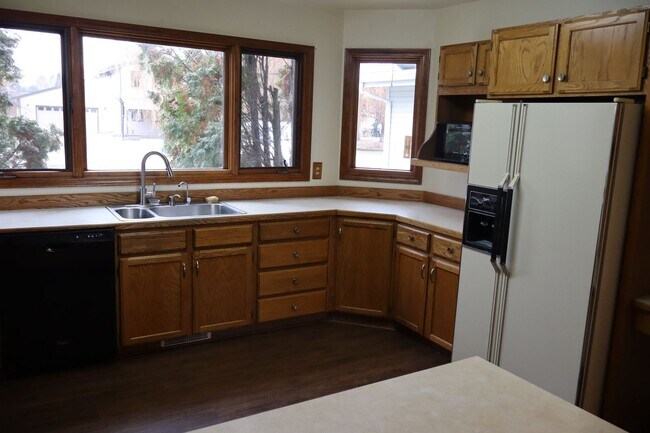 Building Photo - Spacious Home with Large pet friendly yard