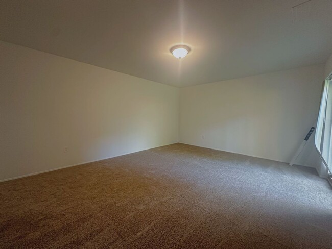 Building Photo - Beautiful 4-Bedroom 3-Bath Home in Marysvi...
