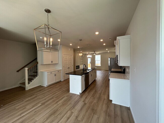 Building Photo - Luxury End-Unit Townhome with 2-Car Garage, Deck & Bonus Room – Available June 5!