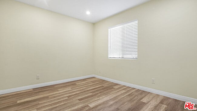 Building Photo - 420 Riverdale Dr