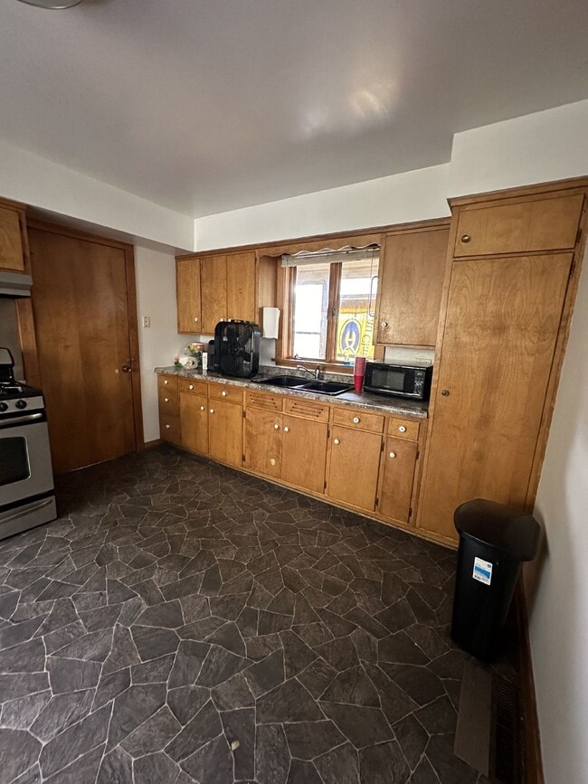 Building Photo - Exciting 4 Bed 1 Bath close to UWEC!