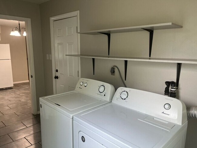 Building Photo - Super Cute 2 Bed 1 Bath House!