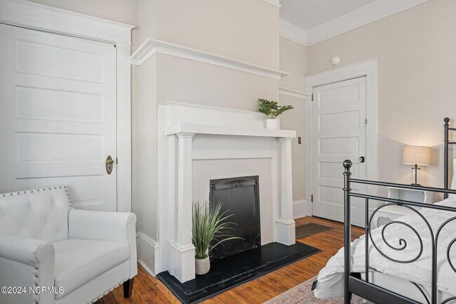 Building Photo - 308 Dock St