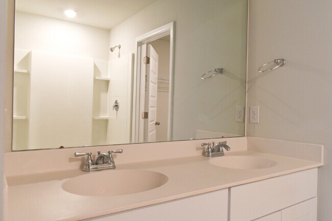 Building Photo - Coastal Living at its finest