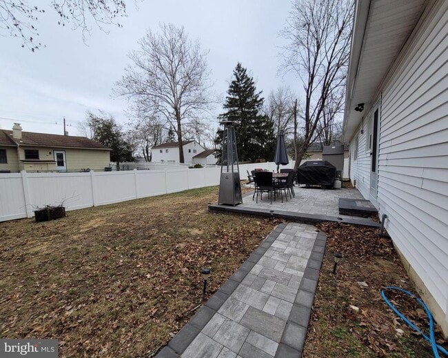 Building Photo - 302 Iris Rd