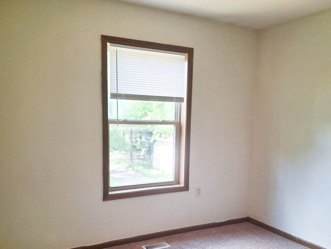 Building Photo - 4 Bed / 2 Full Bath Two-Story Home — Fresh Paint, New Flooring, Detached Garage