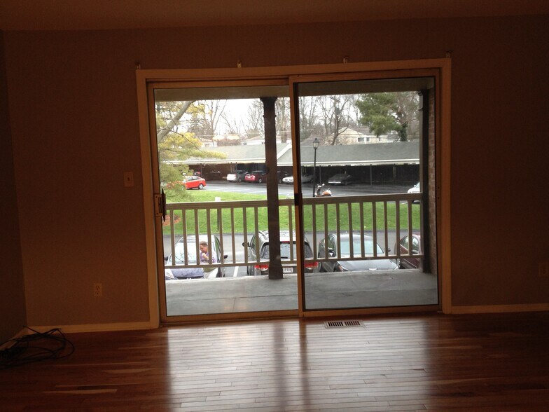 Building Photo - 991 Manor Ln