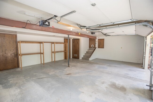 Building Photo - 223 Mary Dr