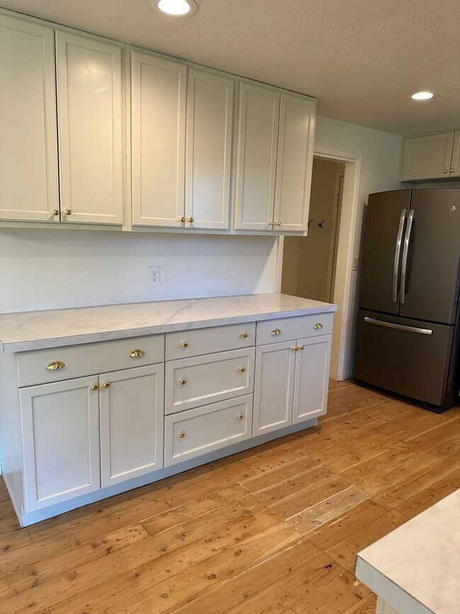 Building Photo - Newly Remodeled 5 Bed, 3 Bath Home – 2-Car...