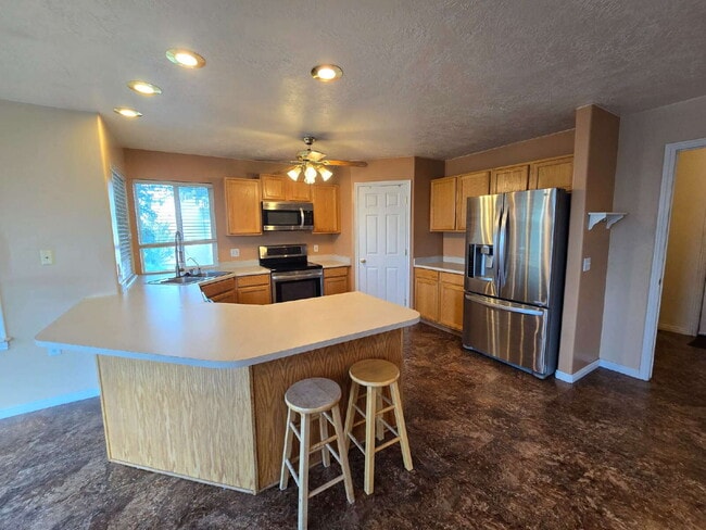 Building Photo - Spacious 5-Bedroom West Valley City Home w...