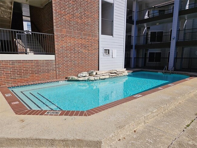 Building Photo - 501 W 26th St