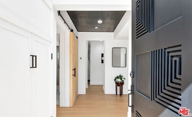 Building Photo - 418 N Bowling Green Way