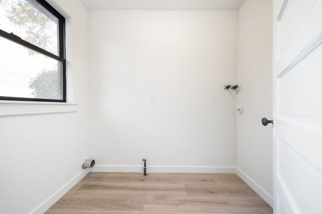 Building Photo - 7414 NE 6th Ave