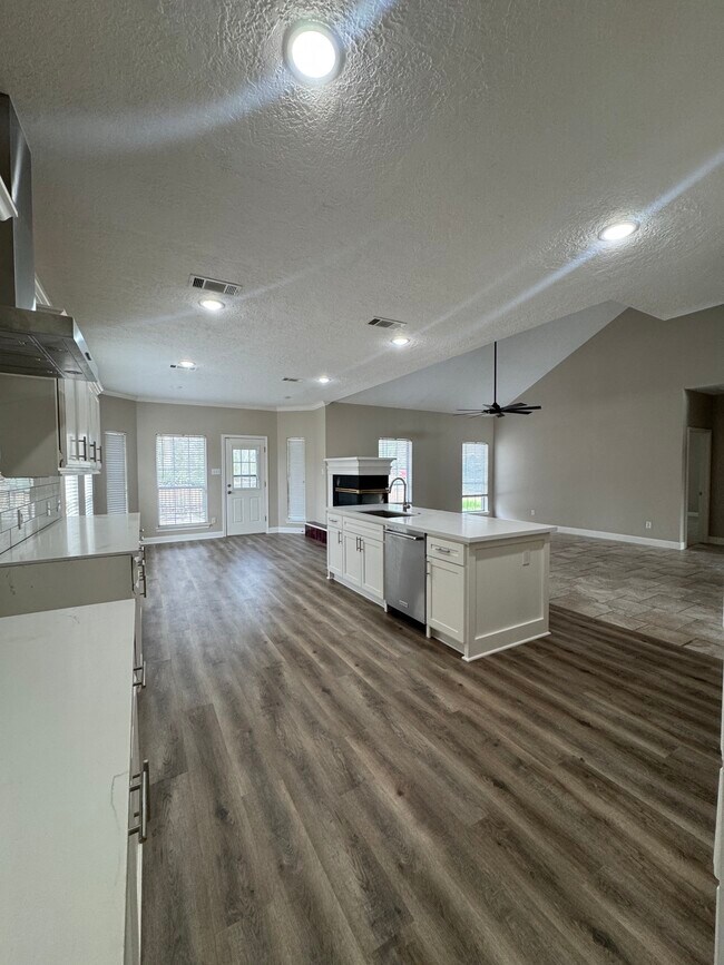 Building Photo - 201 Pebble Springs Ln