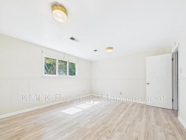 Building Photo - 1323 Hilton Dr