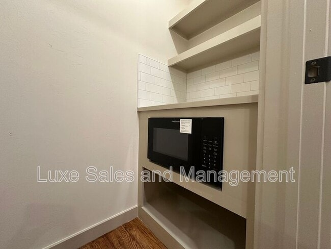 Building Photo - 911 NE 16th St