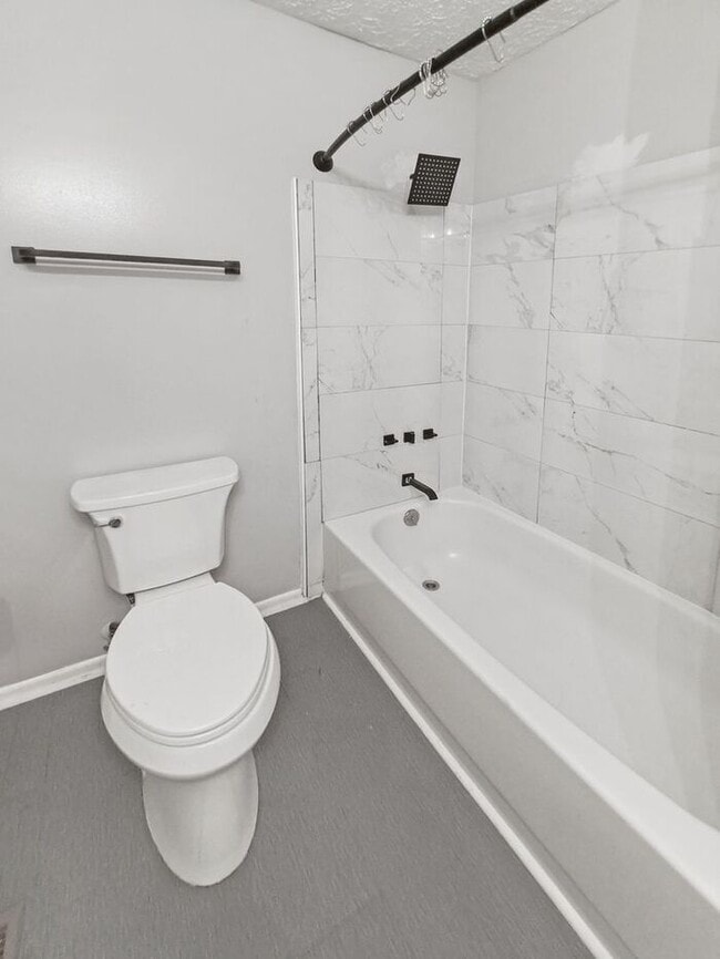 Building Photo - Gorgeous End Unit 2-Level Townhome in Wald...