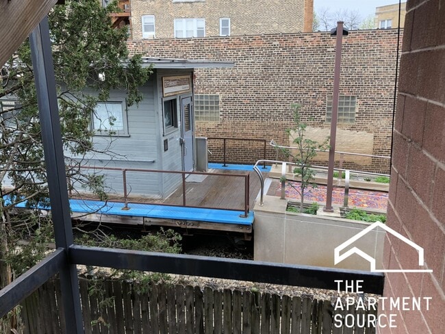 Building Photo - 4642 N Francisco Ave