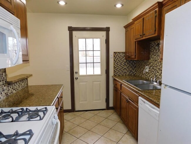 Building Photo - 4813 Woodview Dr
