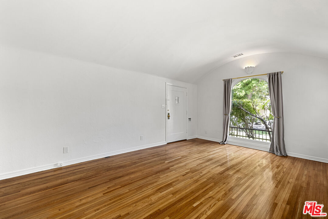 Building Photo - 515 N Kings Rd