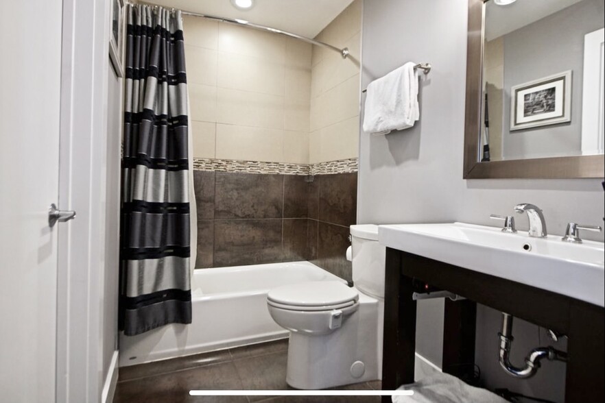 Bathroom door to bedroom and to living room - 1535 North Philip Street