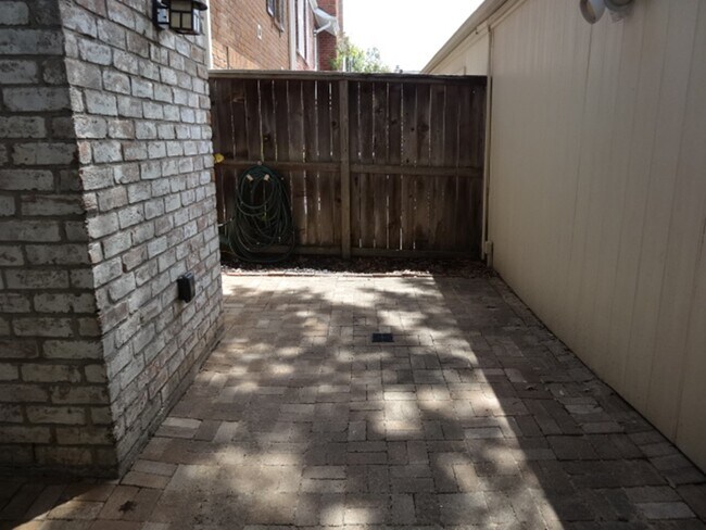 Building Photo - 864 Augusta Dr