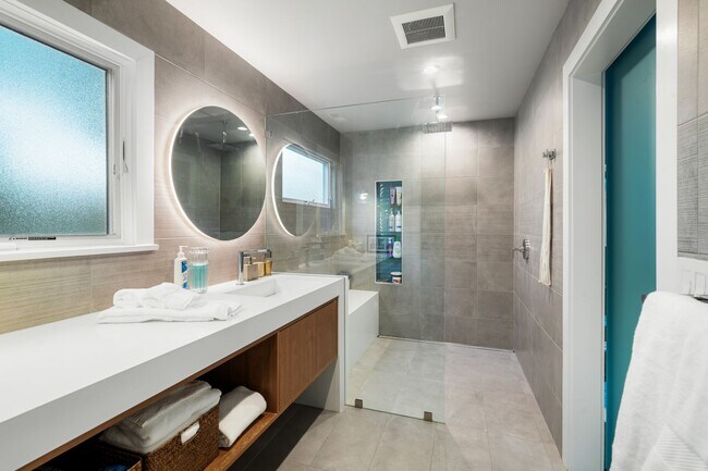 Building Photo - 2344 Banyan Dr