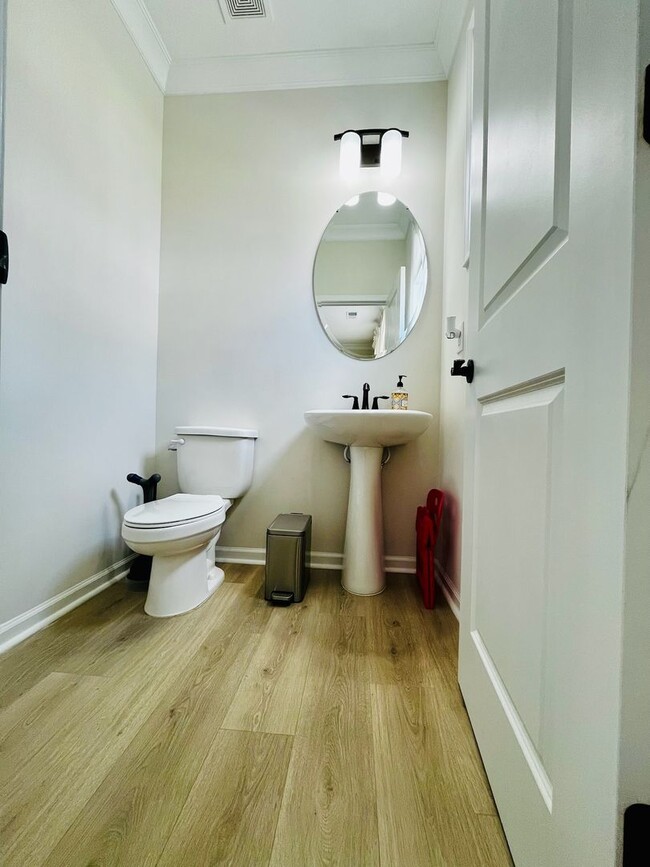 Building Photo - Beautiful 4BR Townhouse in Ballantyne