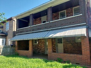 Building Photo - Sycamore St