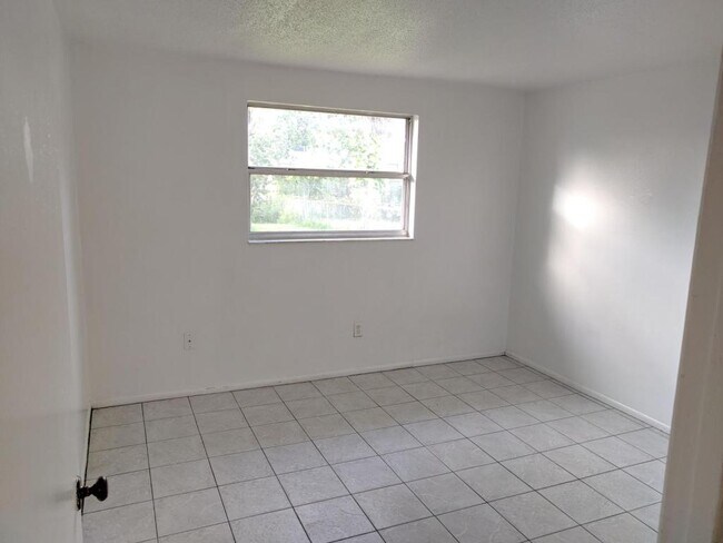 Building Photo - 914 67th Ave W