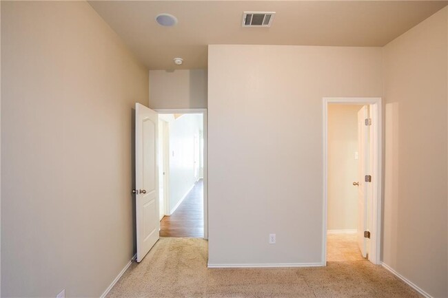 Building Photo - 1200 Rainbow Parke Dr