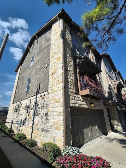 Building Photo - 1331 E 41st Pl