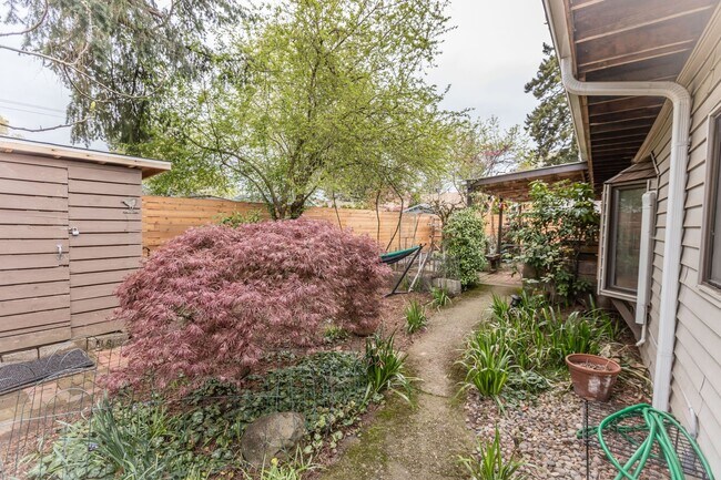 Building Photo - 3 bed/2 bath house in Oak Grove/Milwaukie- Available Now !