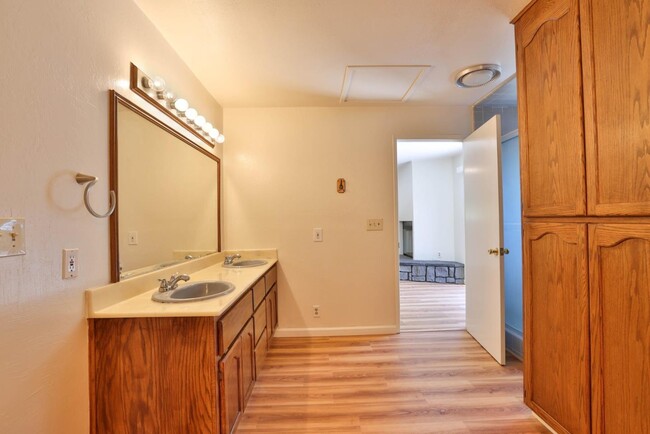 Building Photo - 1841 Briarwood Dr