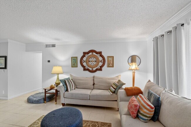 Building Photo - 9810 Pineapple Tree Dr