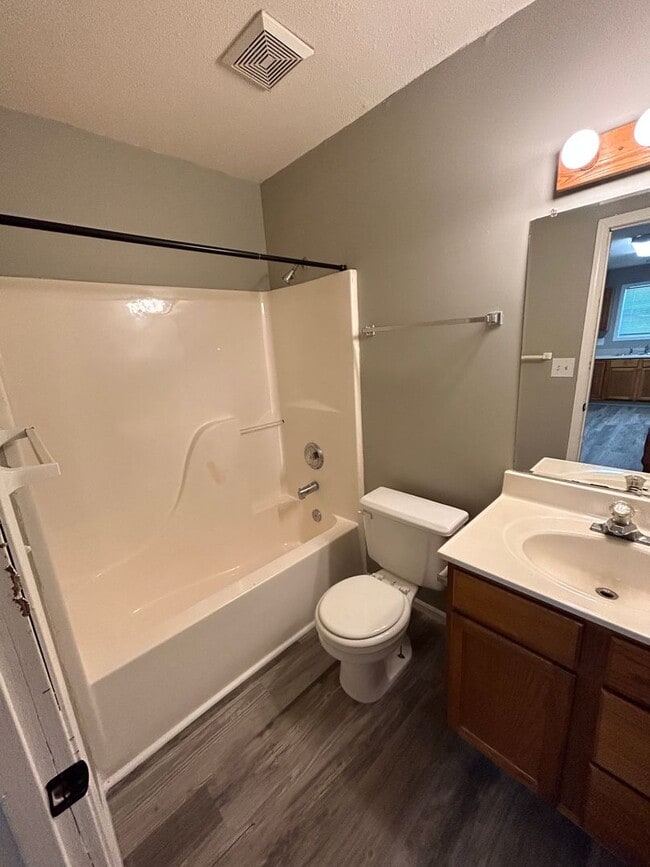Building Photo - 2650 E Oakbrook Dr