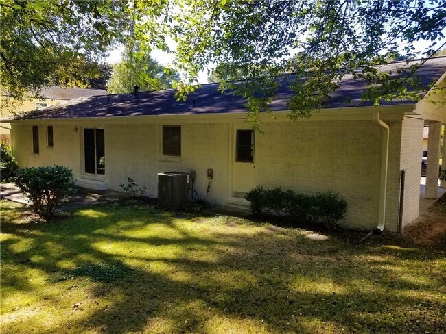 Building Photo - 2467 Woodside Way