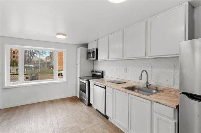 Building Photo - 310 Enright Ct