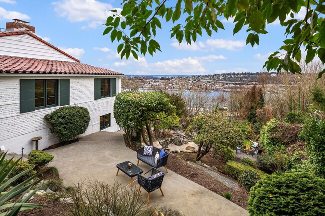 Building Photo - Queen Anne Home